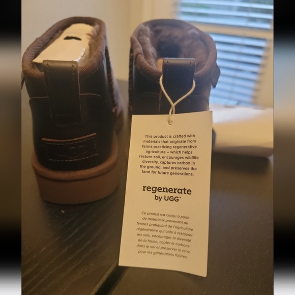 NWT UGG Leather Regenerate Booties. Size 6 - Picture 3 of 7